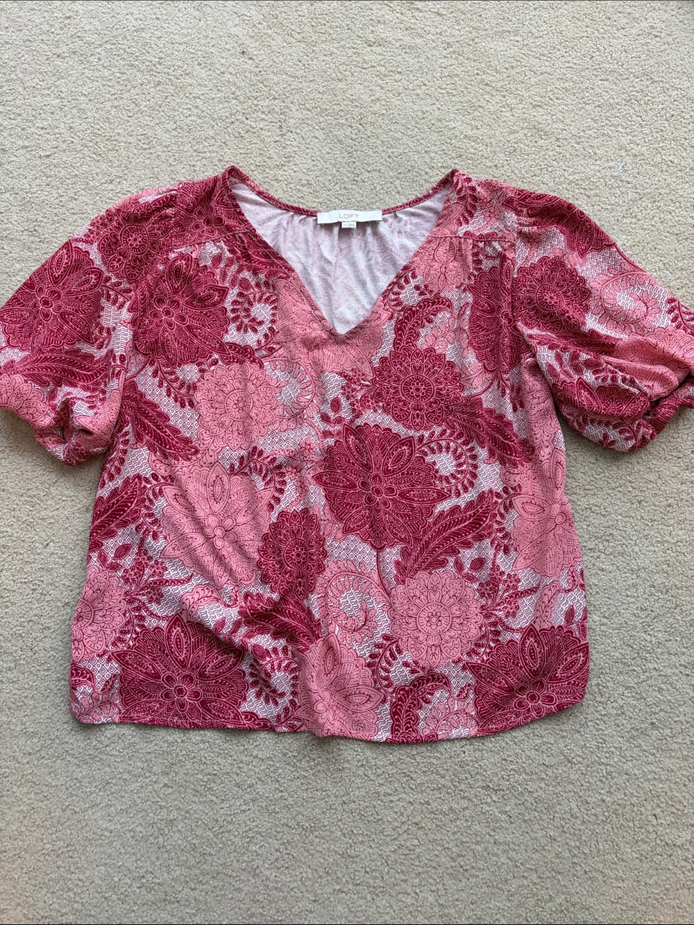 LOFT Pink & Rose Floral Paisley V-Neck bubble sleeve Blouse in medium.